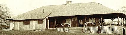 Vintage photo of the Brae Burn Country Club clubhouse.