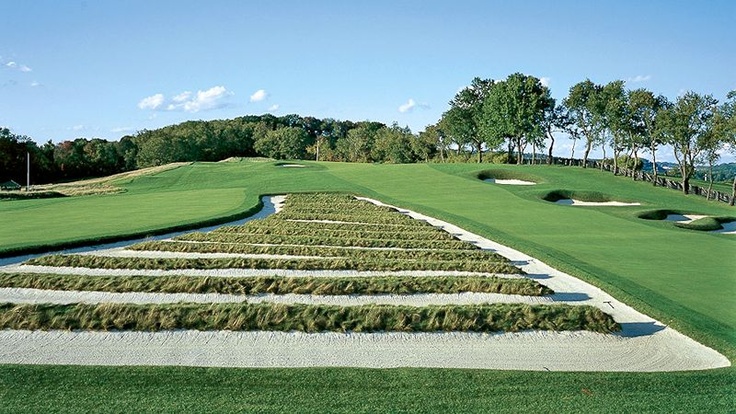 A photo of a Oakmont's famous church pew bunkers.